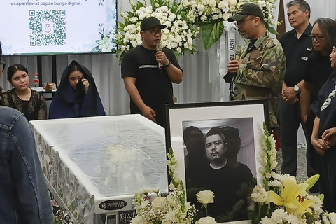 Drummer Seringai, Edy Khemod, ucapkan perpisahan untuk mendiang Ricky Siahaan. Foto: Vincentius Mario/kumparan