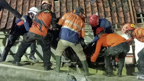 Proses evakuasi Santri Ponpes Gontor, Magelang, Jawa Tengah, yang tertimpa toren imbas longsor. Foto: Dok. Kemensos