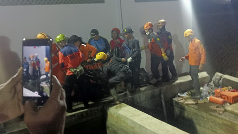 Proses evakuasi Santri Ponpes Gontor, Magelang, Jawa Tengah yang tertimpa toren imbas longsor. Foto: Dok. Kemensos