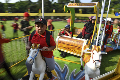 Anak-anak bermain wahana permainan pada acara Hari Gembira Anak Yatim dan Anak Prajurit Kopassus di Lapangan Atang Sutresna, Cijantung, Jakarta, Sabtu (26/3/2025). Foto: Indrianto Eko Suwarso/ANTARA FOTO