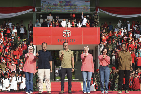 Danjen Kopassus Mayjen TNI Djon Afriandi (ketiga kiri) di acara Hari Gembira Anak Yatim dan Anak Prajurit Kopassus di Lapangan Atang Sutresna, Cijantung, Jakarta, Sabtu (26/3/2025). Foto: Indrianto Eko Suwarso/ANTARA FOTO