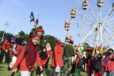 Anak-anak bermain wahana permainan pada acara Hari Gembira Anak Yatim dan Anak Prajurit Kopassus di Lapangan Atang Sutresna, Cijantung, Jakarta, Sabtu (26/3/2025). Foto: Indrianto Eko Suwarso/ANTARA FOTO