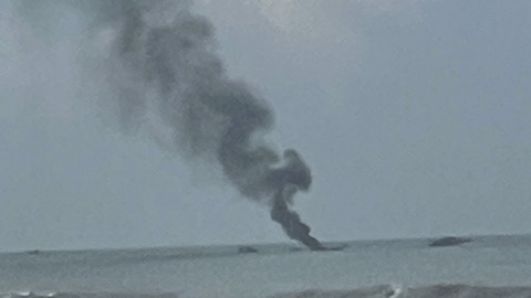 Sebuah perahu nelayan terbakar di laut Pantai Parangtritis, Kabupaten Bantul, Sabtu (26/4/2025). Foto: Dok. Istimewa