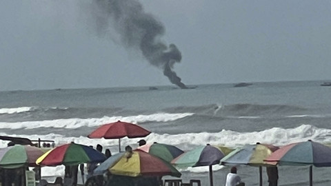 Sebuah perahu nelayan terbakar di laut Pantai Parangtritis, Kabupaten Bantul, Sabtu (26/4/2025). Foto: Dok. Istimewa