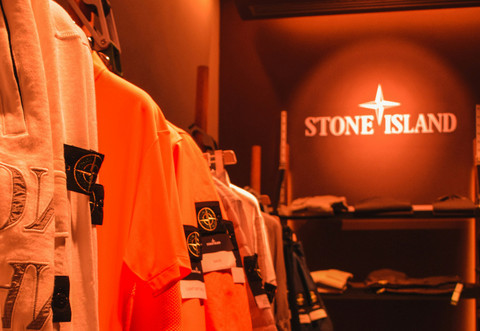 Ilustrasi Apa itu Stone Island? - Sumber: unsplash.com/@teeixi22
