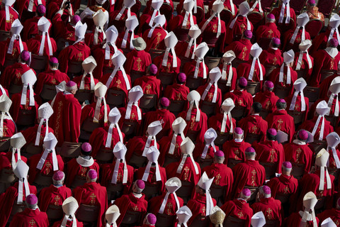 Sejumlah anggota klerus berkumpul menghadiri Misa Pemakaman Paus Fransisksus di Lapangan Santo Petrus, Vatikan, Sabtu (26/4/2025). Foto: Nathan Howard/Reuters