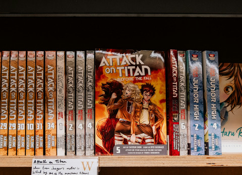 Ilustrasi urutan titan terbesar di attack on titan - Sumber: unsplash.com/@reganography