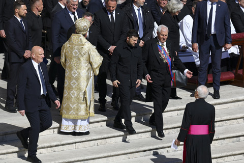 Presiden Ukraina Volodymyr Zelensky berjalan saat Misa Pemakaman Paus Fransiskus di Lapangan Santo Petrus, Vatikan, Sabtu (26/4/2025). Foto: Kai Pfaffenbach/Reuters