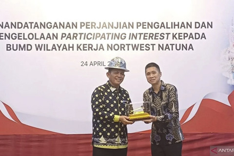 Gubernur Kepri Ansar Ahmad dan CEO Prima Energy Pieters Utomo berfoto bersama usai penandatanganan pengalihan PI 10 migas wilayah kerja Northwest Natuna di Gedung Daerah Kepri, Tanjungpinang, Jumat (25/4/2025) malam. Foto: Ogen/ANTARA