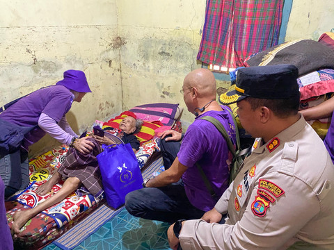 Polresta Bandar Lampung bersama Relawan Asia Makmur menyalurkan ratusan sembako untuk korban banjir. | Foto: Sinta Yuliana/Lampung Geh