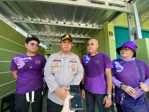 Polresta Bandar Lampung bersama Relawan Asia Makmur menyalurkan ratusan sembako untuk korban banjir. | Foto: Sinta Yuliana/Lampung Geh