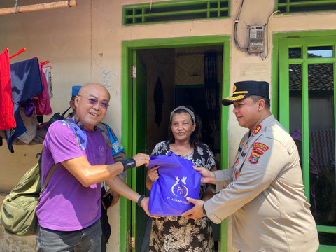 Polresta Bandar Lampung bersama Relawan Asia Makmur menyalurkan ratusan sembako untuk korban banjir. | Foto: Sinta Yuliana/Lampung Geh