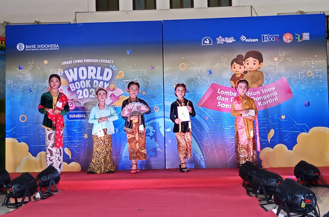 Lomba fashion show di perpustakaan BI Surabaya, Sabtu (26/4). Foto: Masruroh/Basra