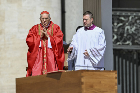 Kardinal Italia Giovanni Battista memanjatkan doa di depan peti jenazah Paus Fransiskus saat memimpin Misa Pemakaman Paus Fransiskus di Vatikan, Sabtu (26/4/2025). Foto: Alberto Pizzoli/AFP
