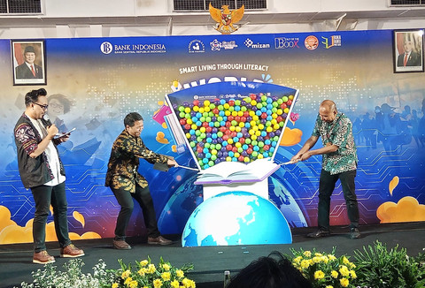 M. Noor Nugroho Deputi Kepala Perwakilan Bank Indonesia Provinsi Jawa Timur (dua dari kiri) saat pembukaan perayaan Hari Buku Sedunia 2025.
