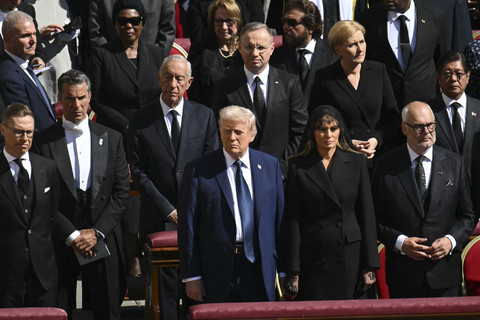 Presiden Amerika Serikat Donald Trump bersama ibu negara Lady Melania Trump saat Misa Pemakaman Paus Fransiskus di Lapangan Santo Petrus, Vatikan, Sabtu (26/4/2025). Foto: Mandel Ngan/AFP