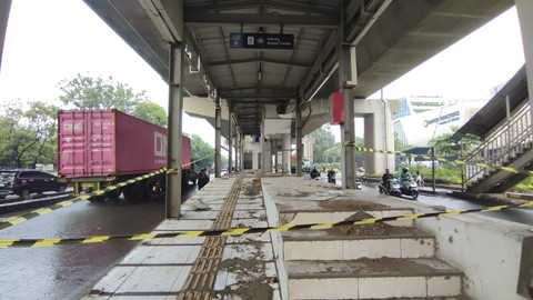 Jembatan Penyeberangan Orang (JPO) yang ada di Jalan Raya Bekasi, Cakung, Jakarta Timur. Foto: Rachmadi Rasyad/kumparan