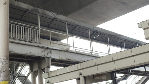 Jembatan Penyeberangan Orang (JPO) yang ada di Jalan Raya Bekasi, Cakung, Jakarta Timur. Foto: Rachmadi Rasyad/kumparan