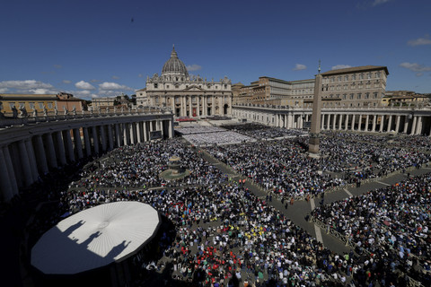 Suasana saat Misa Pemakaman Paus Fransiskus di Vatikan, Sabtu (26/4/2025). Foto: Nathan Howard/Reuters