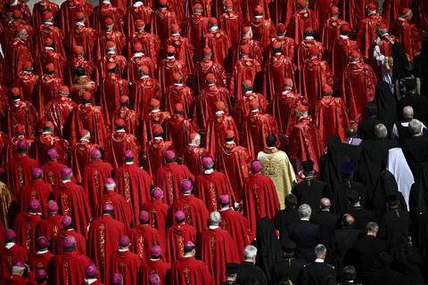 Suasana saat Misa Pemakaman Paus Fransiskus di Vatikan, Sabtu (26/4/2025). Foto: Dylan Martinez/Reuters