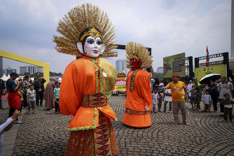 Ondel-ondel tampil saat Lebaran Betawi 2025 di kawasan Monumen Nasional, Jakarta, Sabtu (26/4/2025). Foto: Iqbal Firdaus/kumparan