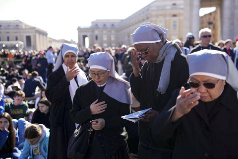 Sejumlah biarawati menangis saat Misa Pemakaman Paus Fransiskus di Lapangan Santo Petrus, Vatikan, Sabtu (26/4/2025). Foto: Dimitar Dilkoff/AFP