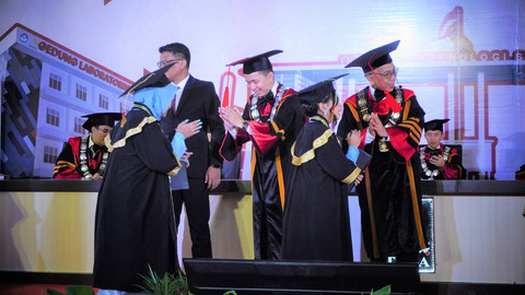 Itera mewisuda 918 sarjana baru di pelataran Gedung Laboratorium Teknik OZT. | Foto: Dok Humas Itera