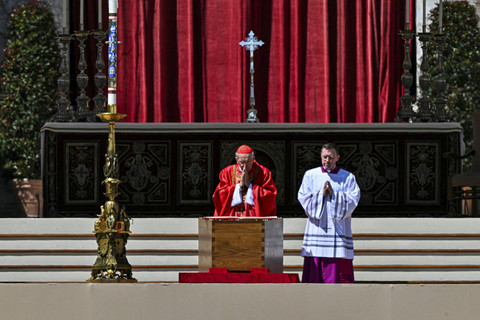 Kardinal Italia Giovanni Battista memanjatkan doa di depan peti jenazah Paus Fransiskus saat memimpin Misa Pemakaman Paus Fransiskus di Vatikan, Sabtu (26/4/2025). Foto: Alberto Pizzoli/AFP