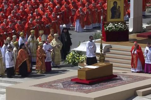Sejumlah pemuka gereja Katolik Timur berdoa saat Misa Pemakaman Paus Fransiskus di Vatikan, Sabtu (26/4/2025).  Foto: Reuters