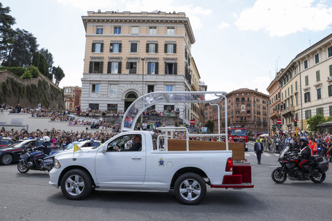 Mobil yang membawa peti jenazah Paus Fransiskus melintas saat memindahkan di Roma, Italia, Sabtu (26/4/2025). Foto: Kevin Coombs/Reuters