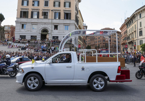 Mobil yang membawa peti jenazah Paus Fransiskus melintas saat memindahkan di Roma, Italia, Sabtu (26/4/2025). Foto: Kevin Coombs/Reuters