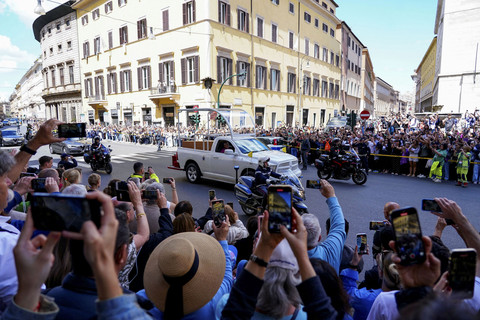 Mobil yang membawa peti jenazah Paus Fransiskus melintas saat memindahkan di Roma, Italia, Sabtu (26/4/2025). Foto: MATTEO CIAMBELLI/REUTERS