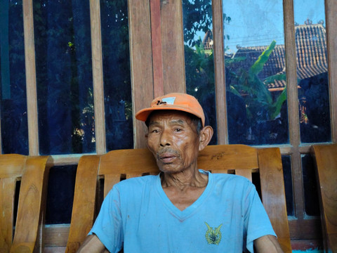 Mbah Tupon (68) warga RT 04 Dusun Ngentak, Kalurahan Bangunjiwo, Kapanewon Kasihan, Kabupaten Bantul, terancam kehilangan 1.655 meter persegi beserta dua rumahnya karen mafia tanah, Sabtu (26/4). Foto: Arfiansyah Panji Purnandaru/kumparan