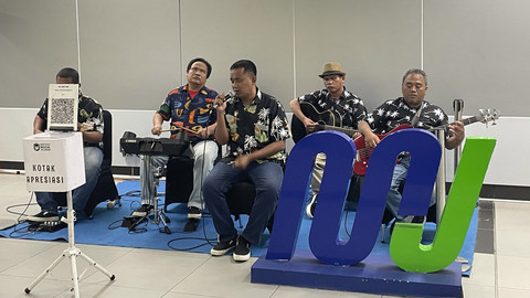 Lima pemusik yang tergabung dalam Institut Musik Jalanan (IMJ), menghibur masyarakat yang melewati lorong entrance A Stasiun MRT Bundaran HI, Jakarta, Sabtu (26/4/2025). Foto: Fadhil Pramudya/kumparan