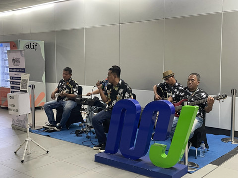 Lima pemusik yang tergabung dalam Institut Musik Jalanan (IMJ), menghibur masyarakat yang melewati lorong entrance A Stasiun MRT Bundaran HI, Jakarta, Sabtu (26/4/2025). Foto: Fadhil Pramudya/kumparan