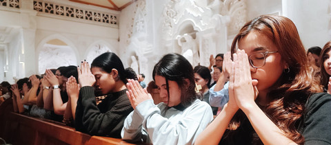 Suasana misa Requiem atau misa arwah wafatnya Paus Fransiskus di Gereja Katedral Denpasar, Sabtu (26/4) malam. Foto: Denita BR Matondang/kumparan