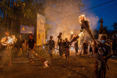 Sejumlah warga melaksanakan ritual budaya Ngemumu di Desa Adat Manggis, Bali, Sabtu (26/4/2025). Foto: ANTARA FOTO/Ferlian Septa Wahyusa