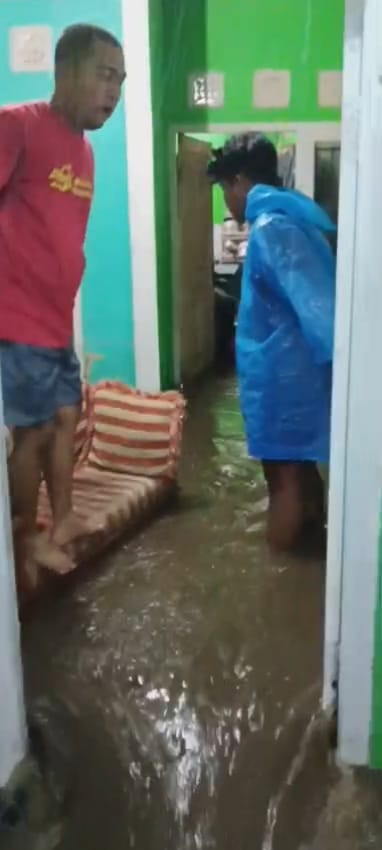 Banjir rendam puluhan rumah di Cianjur, Sabtu (26/4). Foto: Dok. kumparan
