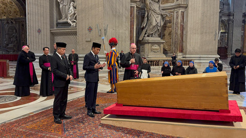 Rombongan dari Indonesia yang terdiri dari Jokowi, Ignasius Jonan dan Thomas Djiwandono di tempat persemayaman Paus Fransiskus. Foto: Dok. Istimewa
