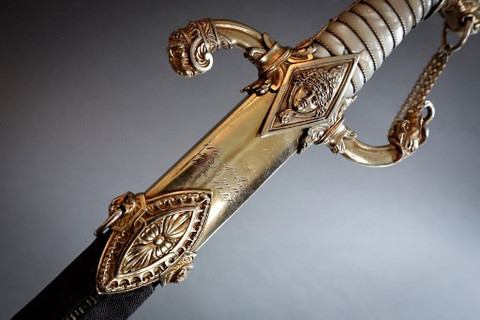 Pedang Napoleon Bonaparte akan dilelang di Prancis. Harganya berkisar antara 700 ribu hingga 1 juta euro. Foto: Stephane De Sakutin/AFP