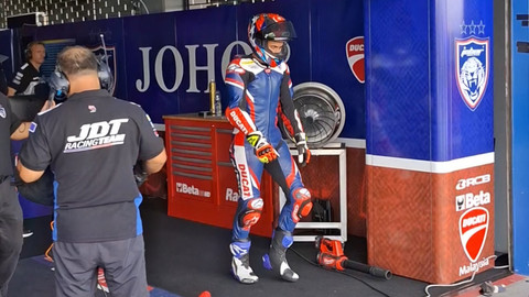 Johor Darul Takzim (JDT) Racing Team saat berkompetisi di  Asia Road Racing Championship (ARRC) di Chang International Circuit, Buriram, Thailand, pada April 2025. Foto: Katondio Bayumitra Wedya/kumparan