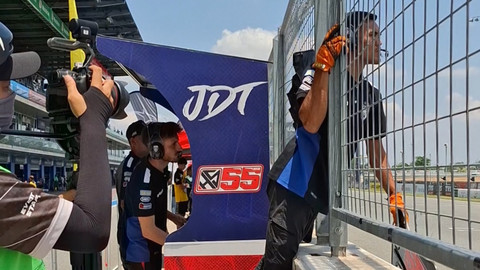 Johor Darul Takzim (JDT) Racing Team saat berkompetisi di  Asia Road Racing Championship (ARRC) di Chang International Circuit, Buriram, Thailand, pada April 2025. Foto: Katondio Bayumitra Wedya/kumparan