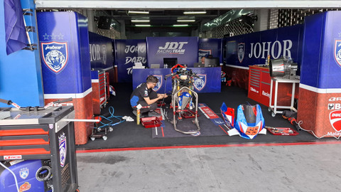 Johor Darul Takzim (JDT) Racing Team saat berkompetisi di  Asia Road Racing Championship (ARRC) di Chang International Circuit, Buriram, Thailand, pada April 2025. Foto: Katondio Bayumitra Wedya/kumparan
