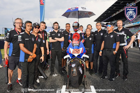 Johor Darul Takzim (JDT) Racing Team saat berkompetisi di  Asia Road Racing Championship (ARRC) di Chang International Circuit, Buriram, Thailand, pada April 2025. Foto: Instagram @officialjdtracingteam