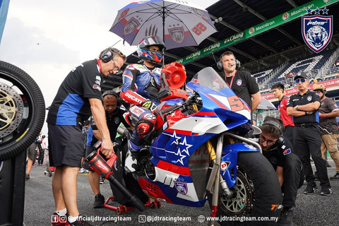 Johor Darul Takzim (JDT) Racing Team saat berkompetisi di  Asia Road Racing Championship (ARRC) di Chang International Circuit, Buriram, Thailand, pada April 2025. Foto: Instagram @officialjdtracingteam