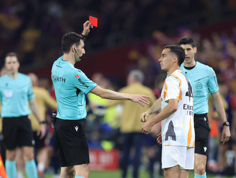 Pemain Real Madrid di bangku cadangan pada pertandingan final Copa del Rey antara Barcelona vs Real Madrid di Estadio de La Cartuja, Seville, Spanyol, Minggu (27/4/2025) dini hari. Foto: Borja Suarez/REUTERS