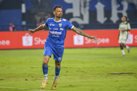 Pesepak bola Persib Bandung Tyronne Del Pino (kiri) melakukan seleberasi usai mencetak gol ke gawang PSS Sleman pada pertandingan lanjutan BRI Liga 1 di Stadion Gelora Bandung Lautan Api (GBLA), Bandung, Jawa Barat, Sabtu (26/4/2025). Foto: Raisan Al Farisi/ANTARA FOTO