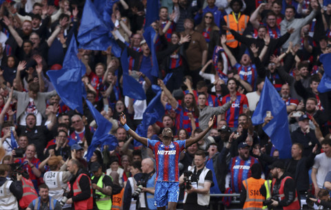 Ismaila Sarr dari Crystal Palace merayakan gol ketiga mereka pada pertandingan Piala FA antara Crystal Palace vs Aston Villa di Stadion Wembley, London, Inggris, Sabtu (26/4/2025) malam WIB. Foto: David Klein/REUTERS