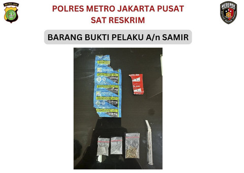 Barang bukti yang dibawa pengacara bernama Samir (31) saat ditangkap polisi karena kedapatan membawa narkoba hingga senjata api. Foto: Dok. Polres Metro Jakarta Pusat