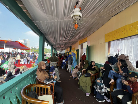 Suasana Lebaran Betawi di Monas, Jakarta Pusat, Minggu (27/4/2025). Foto: Rayyan Farhansyah/kumparan